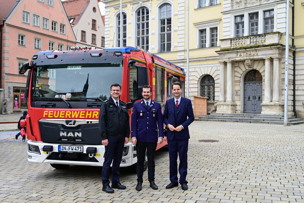 Die Feuerwehr Ingolstadt hat ein neues Mittleres Löschfahrzeug (MLF) offiziell in Dienst gestellt. Oberbürgermeister Dr. Michael Kern, Branddirektor Josef Huber sowie Max Binner, Kommandant der Freiwilligen Feuerwehr Gerolfing präsentierten das neue Fahrz