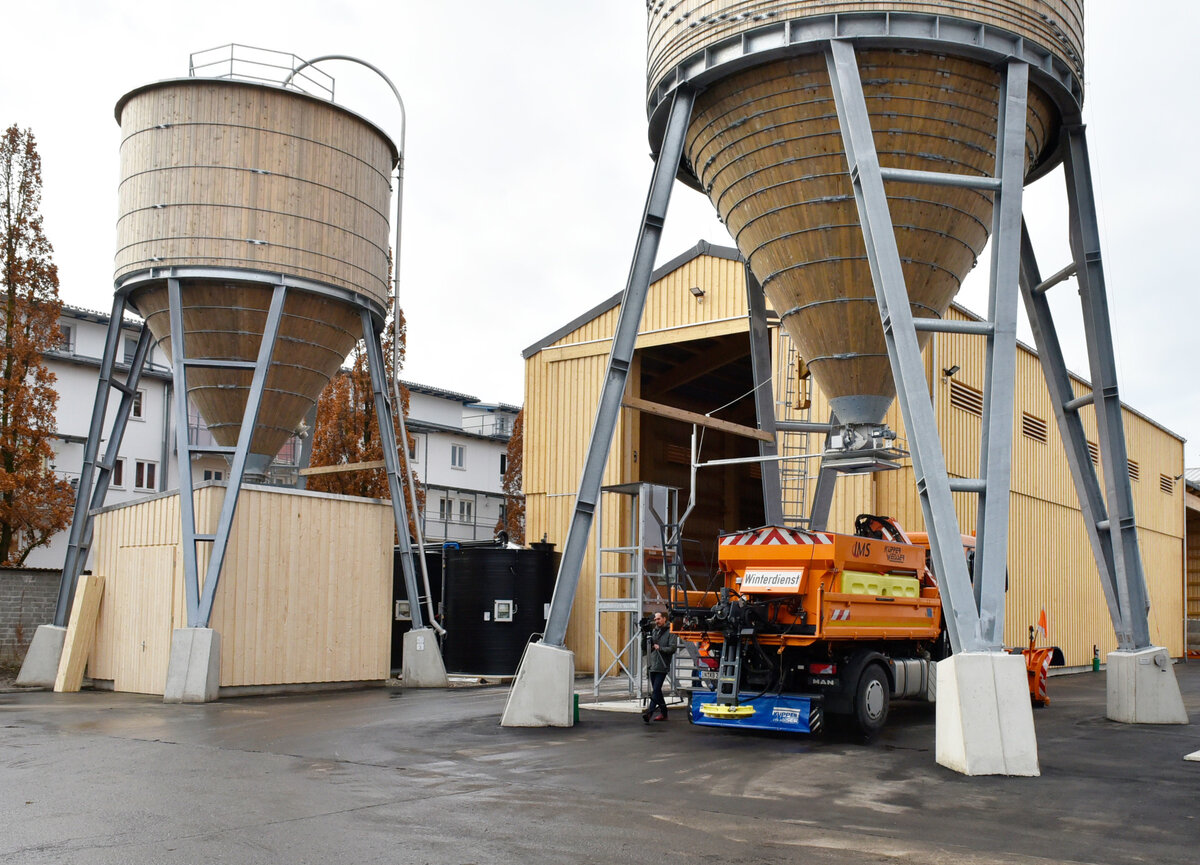 Neue Salzhalle mit Silos
