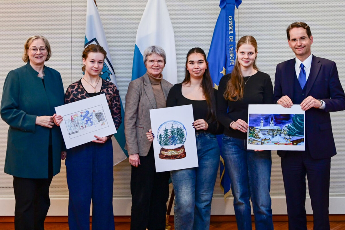 Siegerehrung beim Malwettbewerb für die Weihnachtspostkarten